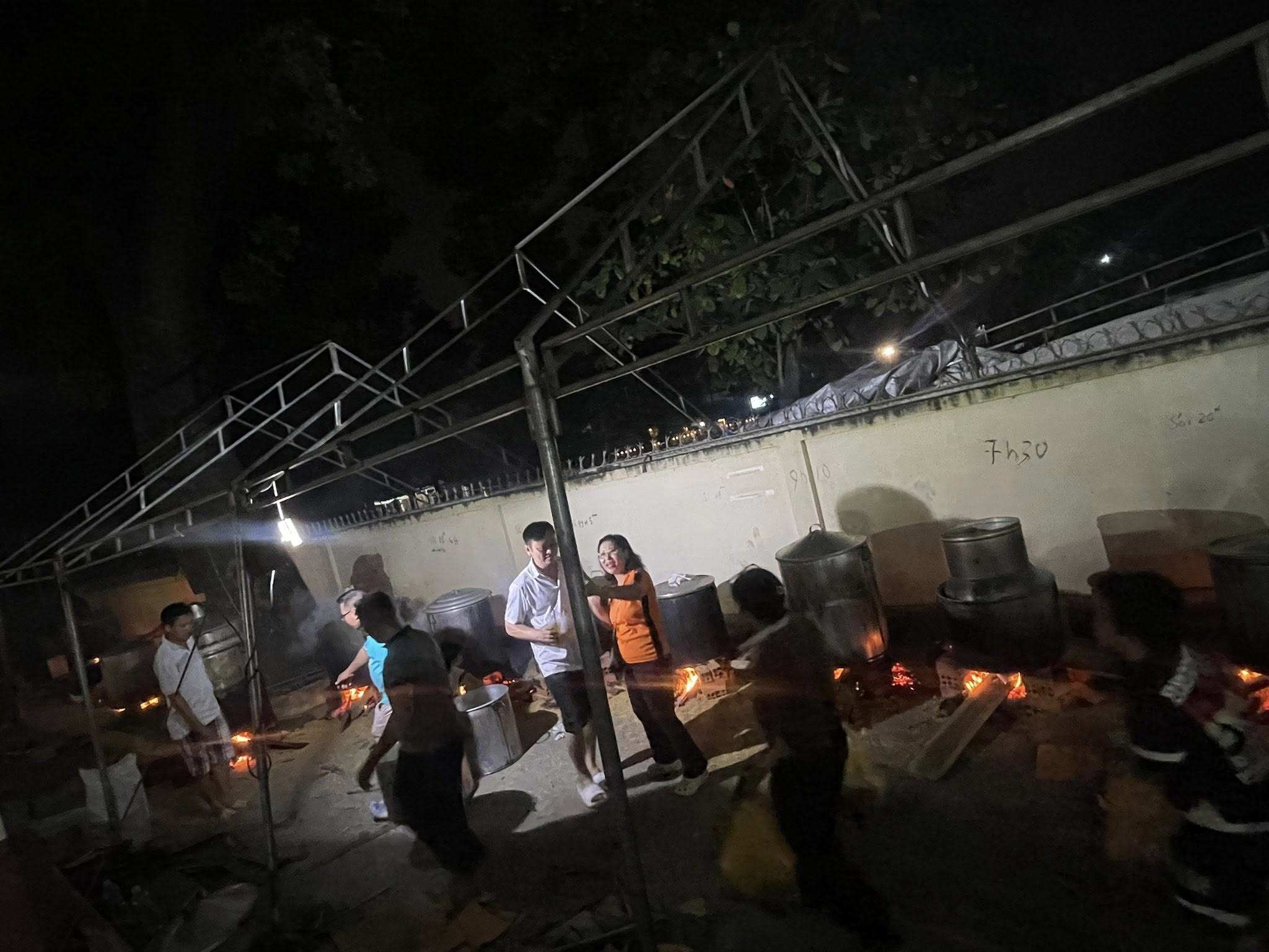 15 nồi bánh chưng đỏ lửa xuyên đêm 