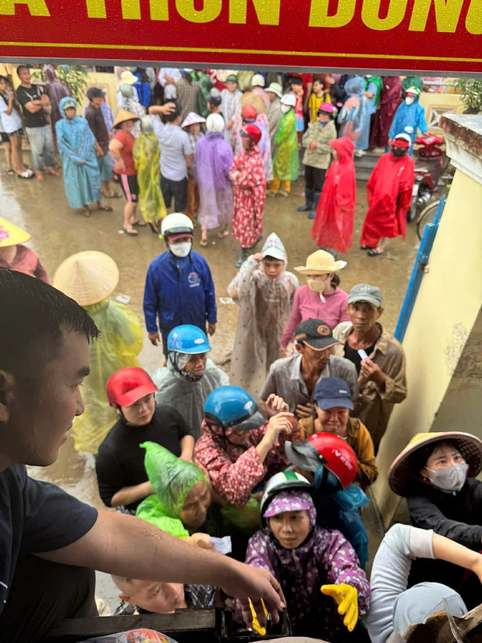 Sau một đêm di chuyển, những món quà đã đến tận tay người dân vùng lũ Phú Yên.