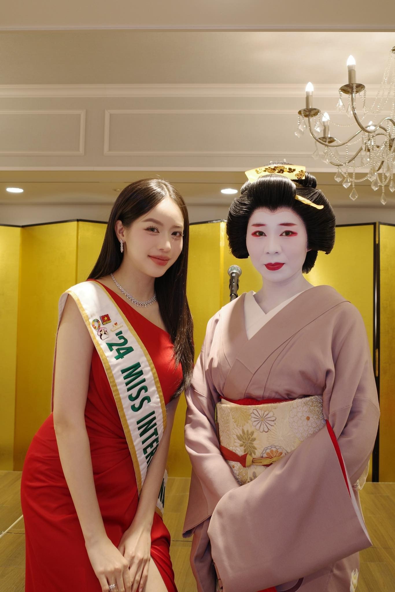 Thanh Thủy chọn trang phục tông màu đỏ nổi bật cho sự kiện. Hơn một năm qua, Thanh Thủy làm việc không ngừng nghỉ để hoàn thành trọng trách Miss International 2024. Cô đã tham gia nhiều hoạt động quốc tế tại Guatemala, Cambodia, Philippines, Indonesia, Malaysia, Thái Lan, Myanmar, Singapore, Mỹ… góp phần lan tỏa thông điệp nhân ái, quảng bá hình ảnh Việt Nam và kết nối cộng đồng quốc tế.