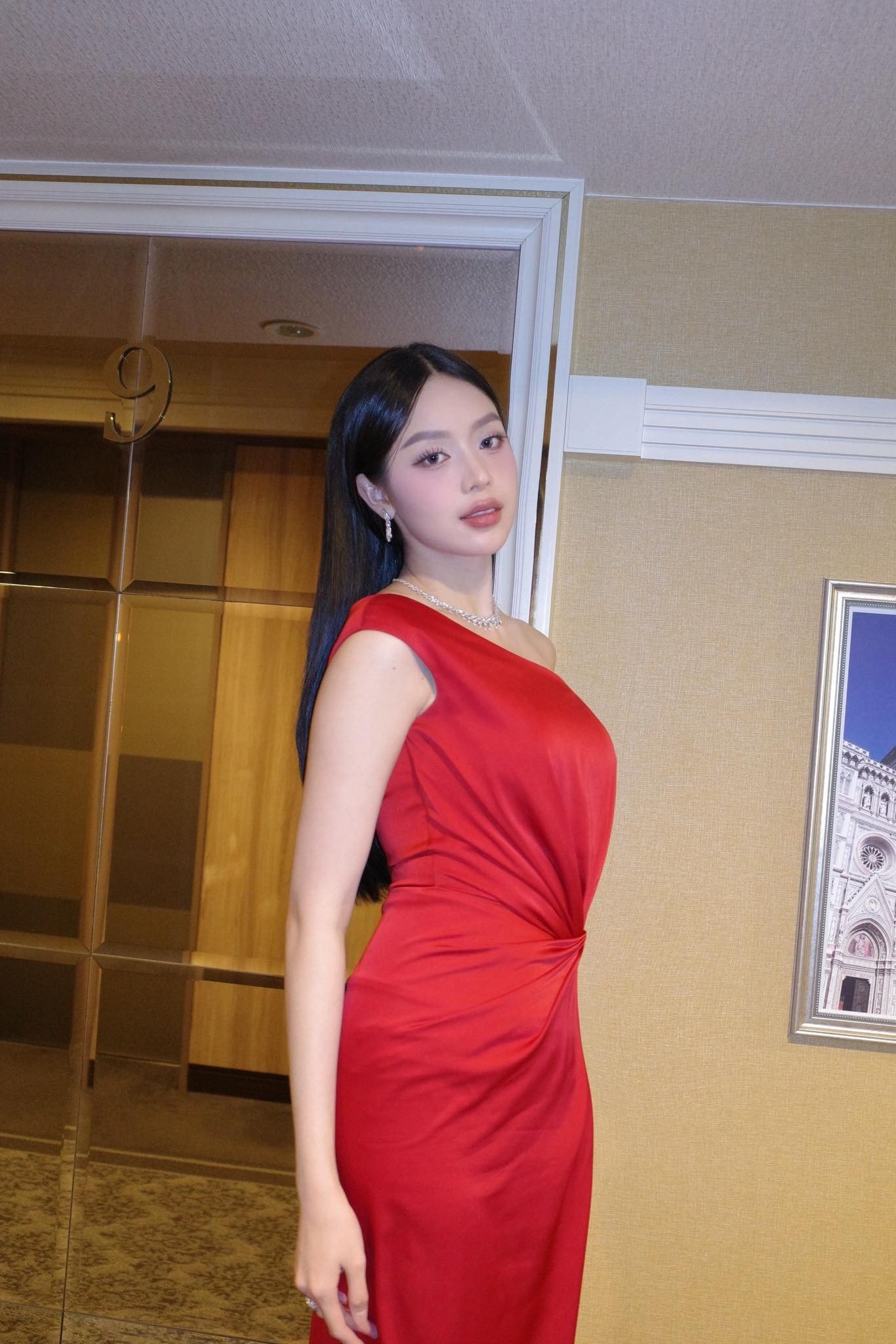 Thanh Thủy chọn trang phục tông màu đỏ nổi bật cho sự kiện. Hơn một năm qua, Thanh Thủy làm việc không ngừng nghỉ để hoàn thành trọng trách Miss International 2024. Cô đã tham gia nhiều hoạt động quốc tế tại Guatemala, Cambodia, Philippines, Indonesia, Malaysia, Thái Lan, Myanmar, Singapore, Mỹ… góp phần lan tỏa thông điệp nhân ái, quảng bá hình ảnh Việt Nam và kết nối cộng đồng quốc tế.