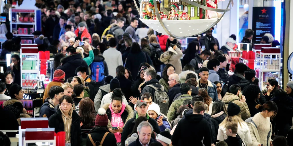 “Biển người” kỷ lục đi săn sale: Black Friday năm nay lại là mùa “khuyến mãi keo kiệt” nhất - 1