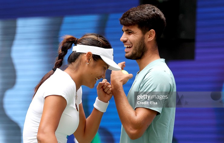 Khoảnh khắc Raducanu và Carlos Alcaraz xuất hiện vui vẻ khi thi đấu