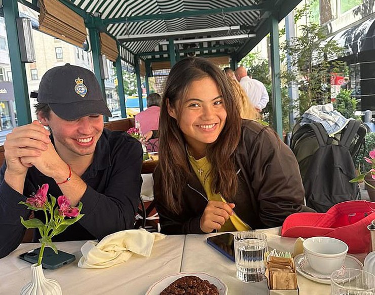 Raducanu dùng bữa và trò chuyện thân thiết bên Benjamin Heynold