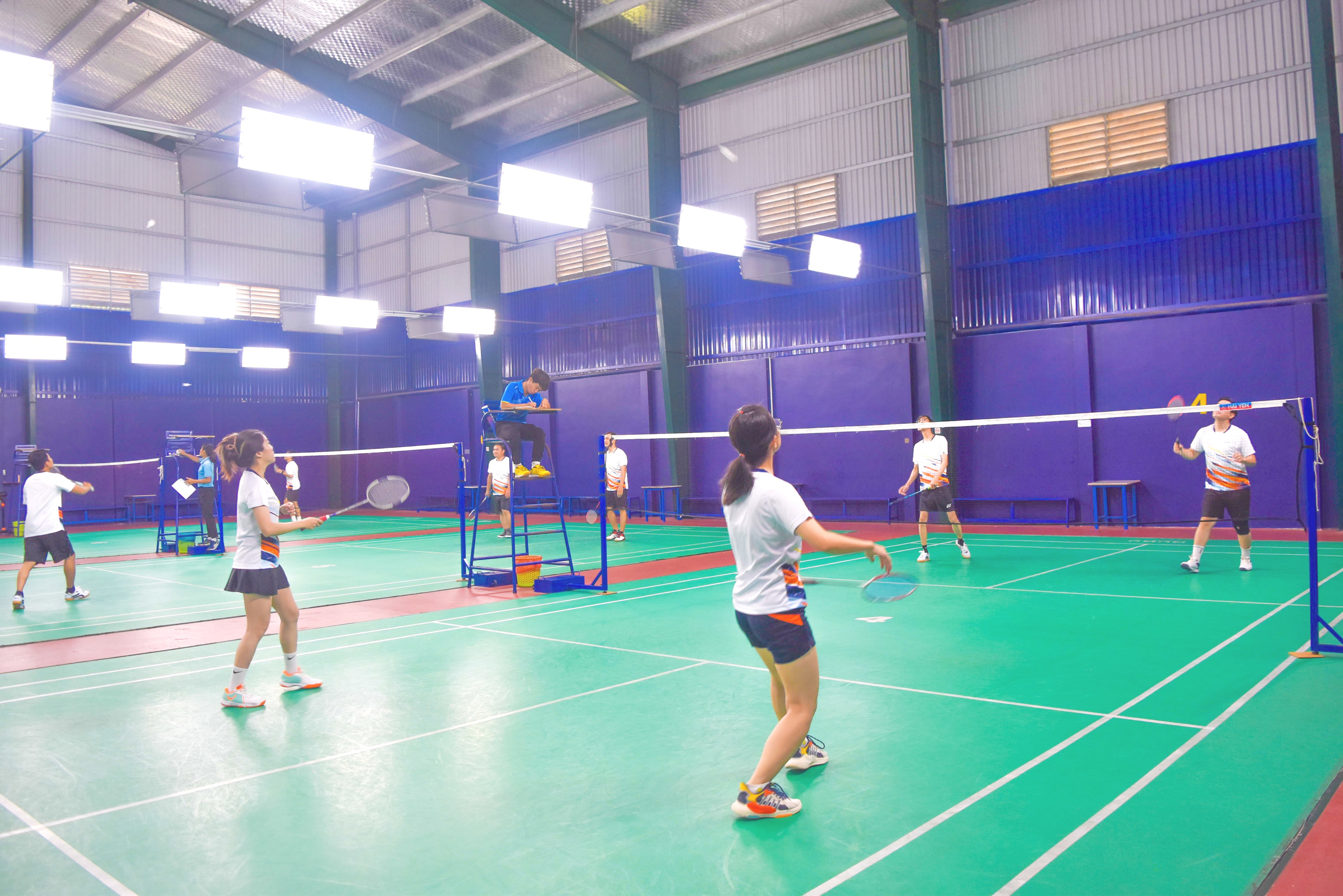 Các CBCNV của Imexpharm tham gia một giải cầu lông nội bộ. Ảnh: Imexpharm.