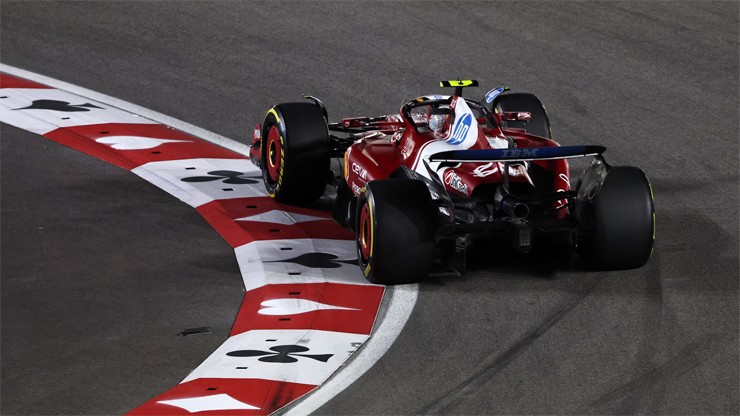  Hamilton thành công ghi điểm khi phải xuất phát từ cuối đoàn đua