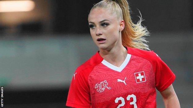 Mỹ nhân bóng đá có hơn 16 triệu fan, tung bộ ảnh bán khỏa thân nóng bỏng - 3