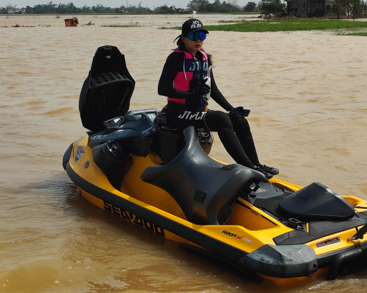 Đỗ Bích Ngọc và hình ảnh dùng mô tô nước đến vùng lũ giúp đỡ người dân