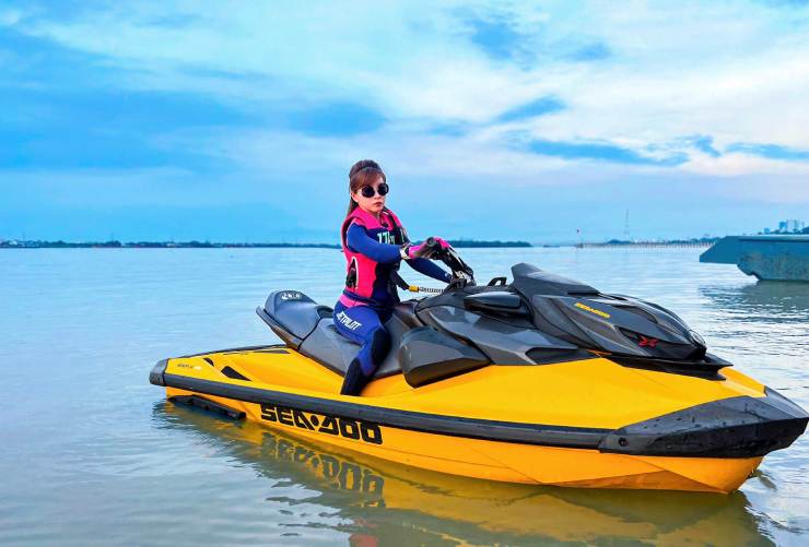 Người đẹp khẳng định mô tô nước tiềm ẩn nhiều rủi ro, nên cần trang bị đầy đủ trang phục trước khi điều khiển