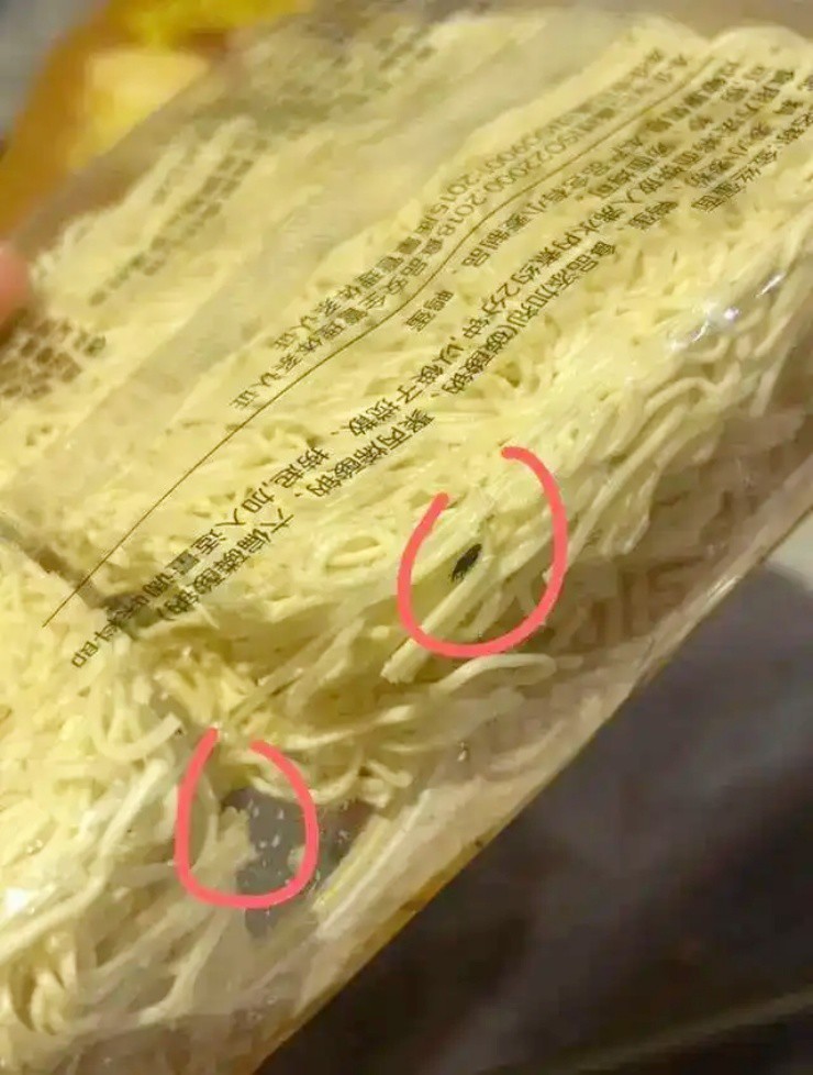 Phát hiện bọ lúc nhúc trong mì gói của siêu thị nổi tiếng - 2