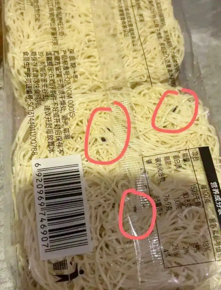 Phát hiện bọ lúc nhúc trong mì gói của siêu thị nổi tiếng - 3