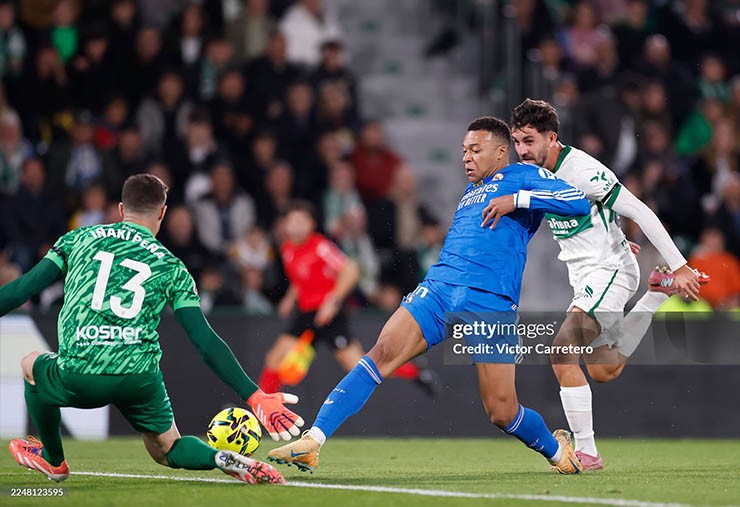 Mbappe (áo xanh) trải qua trận đấu khó khăn