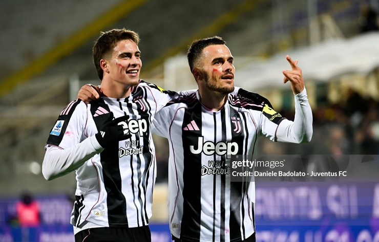 Filip Kostic ghi bàn vào lưới De Gea