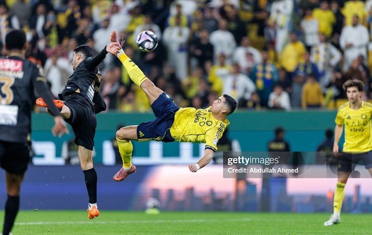 Ronaldo ghi bàn đẹp mắt với pha "xe đạp chổng ngược"