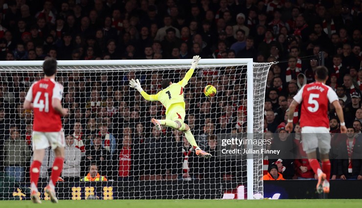 Richarlison không cho thủ thành David Raya cơ hội cản phá