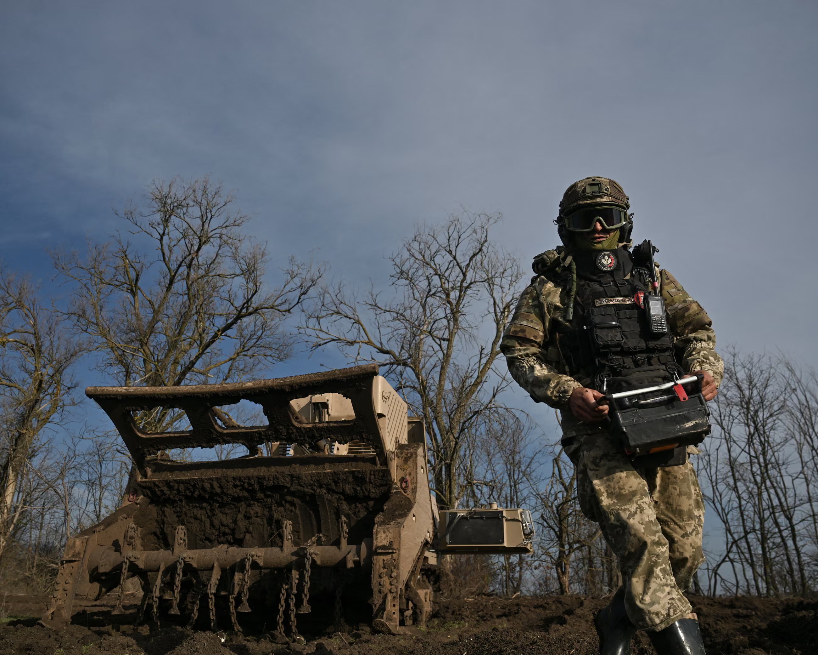 Binh sĩ Ukraine dò mìn trên tiền tuyến (ảnh: Reuters)