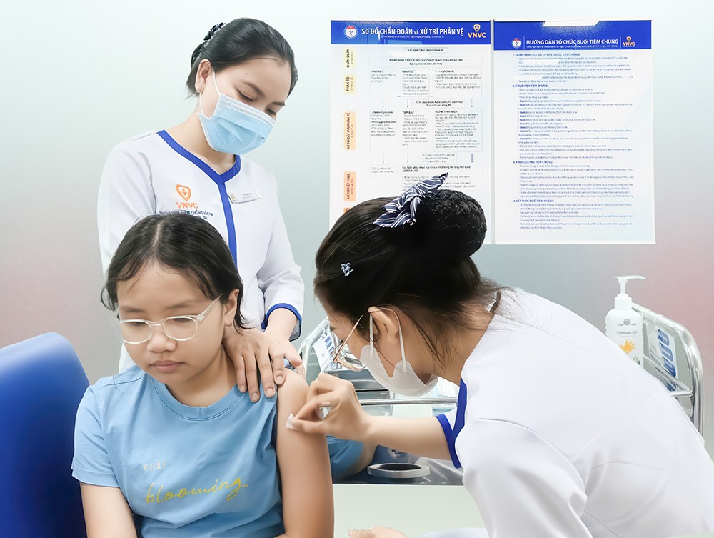 Một trẻ vị thành niên tiêm vắc-xin tại Trung tâm tiêm chủng VNVC. Ảnh: Mộc Miên
