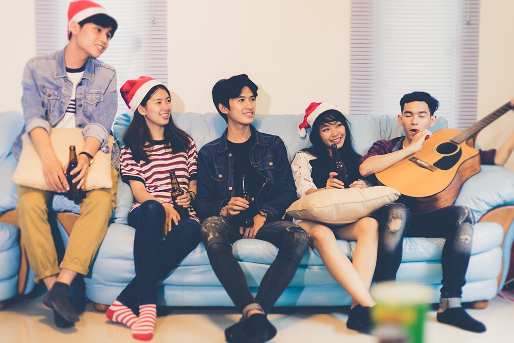 Trẻ vị thành niên thuộc độ tuổi thích khám phá sự mới lạ, thường tụ tập hội nhóm, dễ mắc và lây truyền não mô cầu. Ảnh: Vecteezy