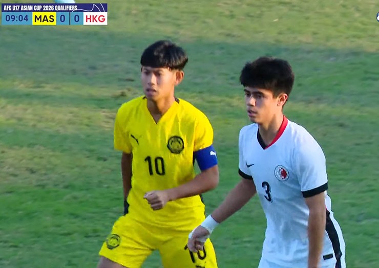 U17 Malaysia (áo vàng) và U17 Hong Kong thi đấu nỗ lực