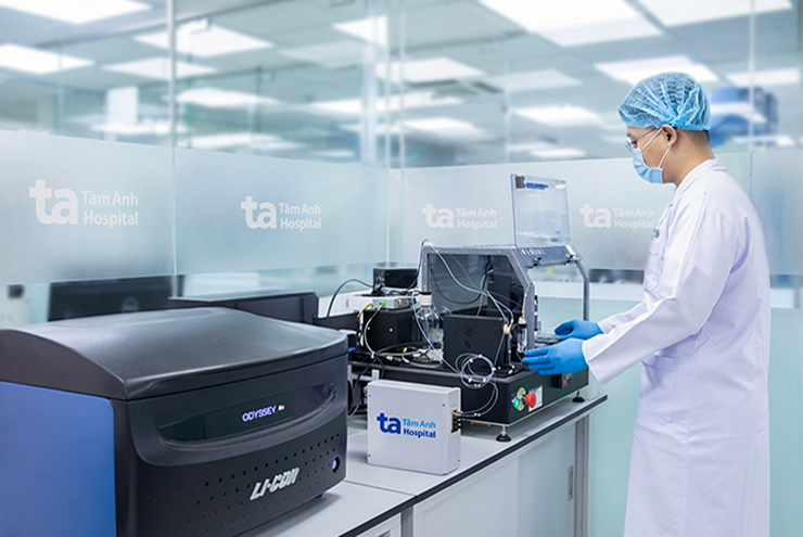 Kỹ thuật viên Trung tâm Xét nghiệm, Bệnh viện Đa khoa Tâm Anh vận hành hệ thống BioDot (Hoa Kỳ) thực hiện kỹ thuật Q-MAC giúp tìm kháng thể virus viêm gan D, tác nhân có thể gây ung thư gan