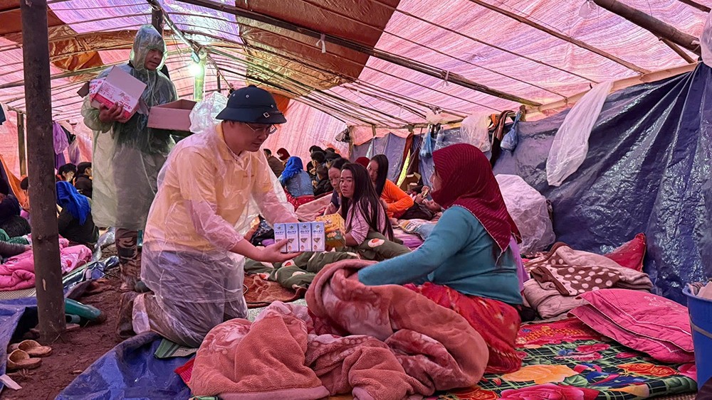 Cán bộ nhân viên Vingroup chia sẻ với bà con Lũng Cú - Tuyên Quang bị sạt lở nhà sau bão 11