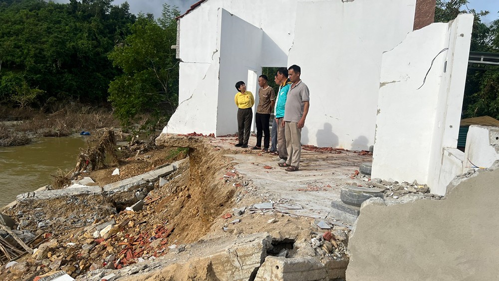 Đại diện Quỹ Thiện Tâm khảo sát hỗ trợ người dân sập nhà tại Nghệ An sau bão số 11