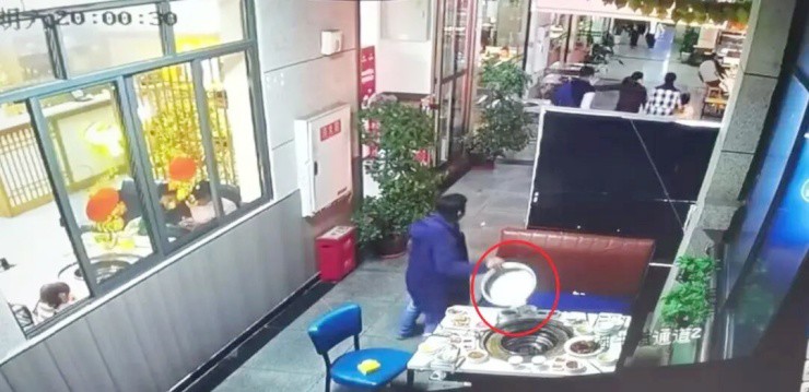 Ăn quỵt đến cùng: Khách trốn trả tiền, còn cuỗm luôn nồi lẩu của quán - 1