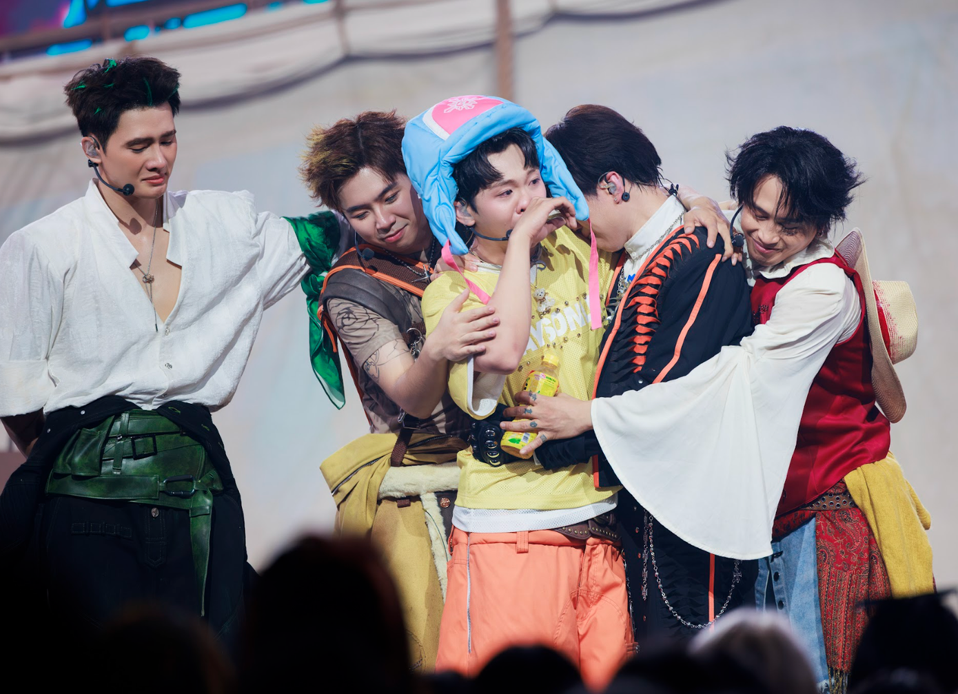 Ca khúc đang khiến 5 ca sĩ tạo cơn sốt - 2