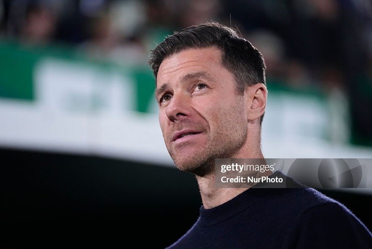 HLV Alonso bị dồn vào thế khó