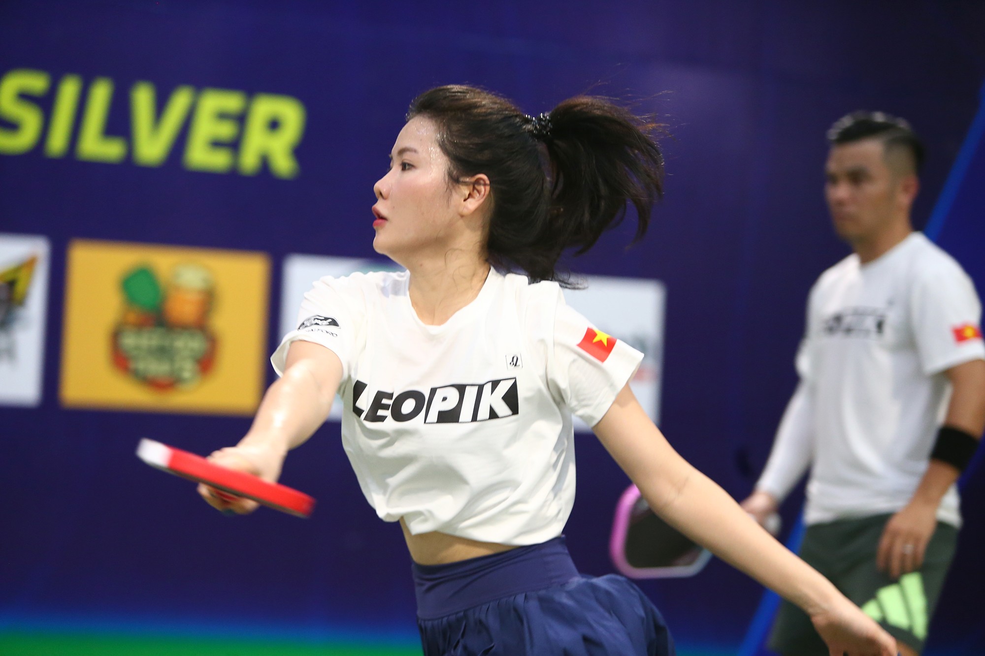 Đã từng có nhiều năm chơi cầu lông, hot girl Cao Quyên gây ấn tượng với lối di chuyển tốc độ, những màn bay người đập bóng cực kỳ uy lực. Người đẹp góp công không nhỏ giúp đội nhà giành hạng 3 chung cuộc.