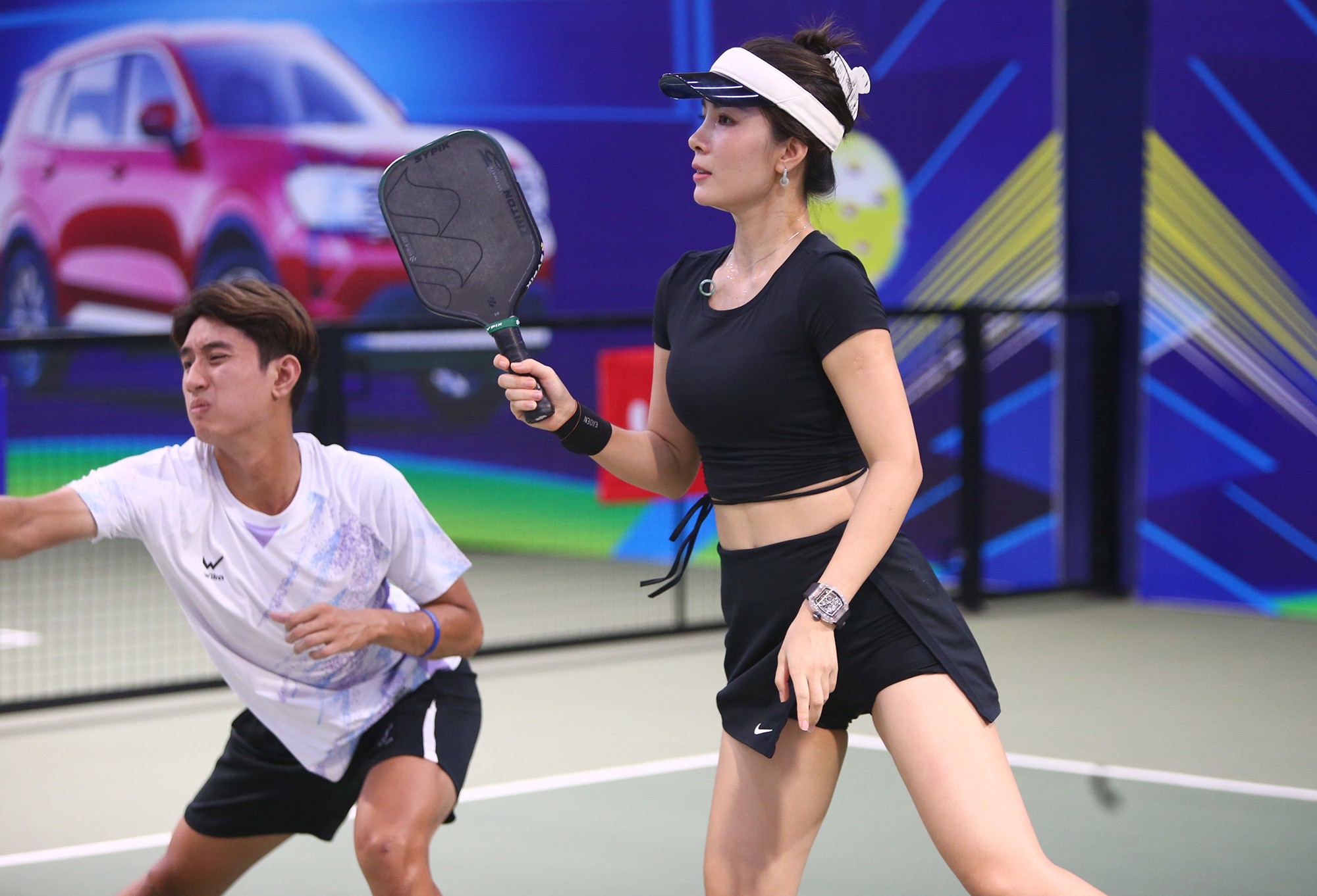 Xuất sắc nhất ở nội dung này chính là Lê Nhàn. Mỹ nhân từng giành hạng 3 giải đua xe ô tô thể thao tốc độ ở Thái Lan gây trầm trồ với kỹ thuật, phản xạ đáng nể.