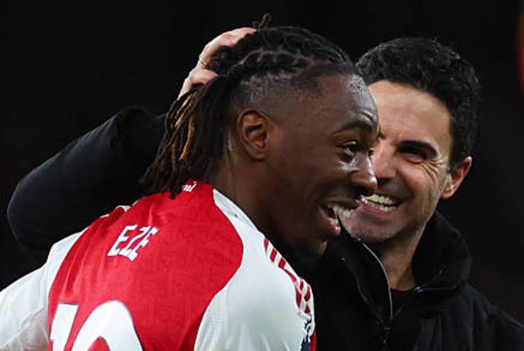 HLV Arteta chúc mừng Eze