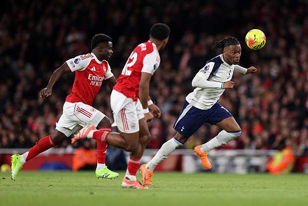 Saka và Timber, một tiền đạo và một hậu vệ, cùng lúc vây bắt Udogie