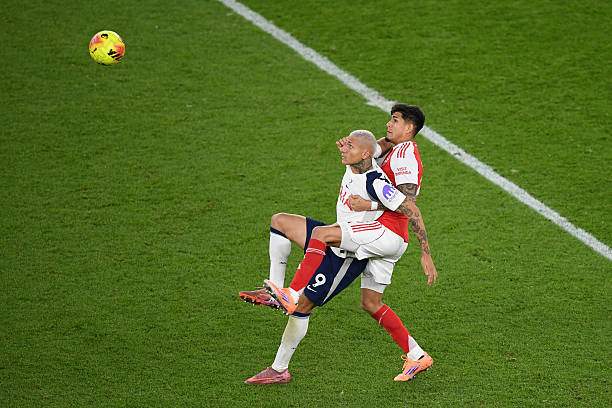 Richarlison không cựa quậy nổi trước Hincapie, và bàn thắng anh ghi được là khi Zubimendi để mất bóng