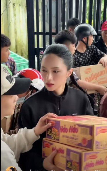 Hương Giang trực tiếp tới cứu trợ bà con ở vùng lũ tại Đắk Lắk.