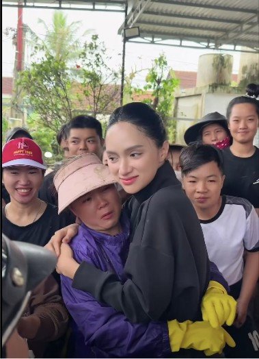 Hương Giang trực tiếp tới cứu trợ bà con ở vùng lũ tại Đắk Lắk.