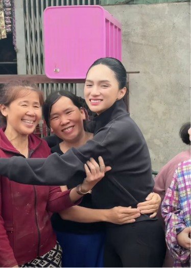 Hương Giang trực tiếp tới cứu trợ bà con ở vùng lũ tại Đắk Lắk.