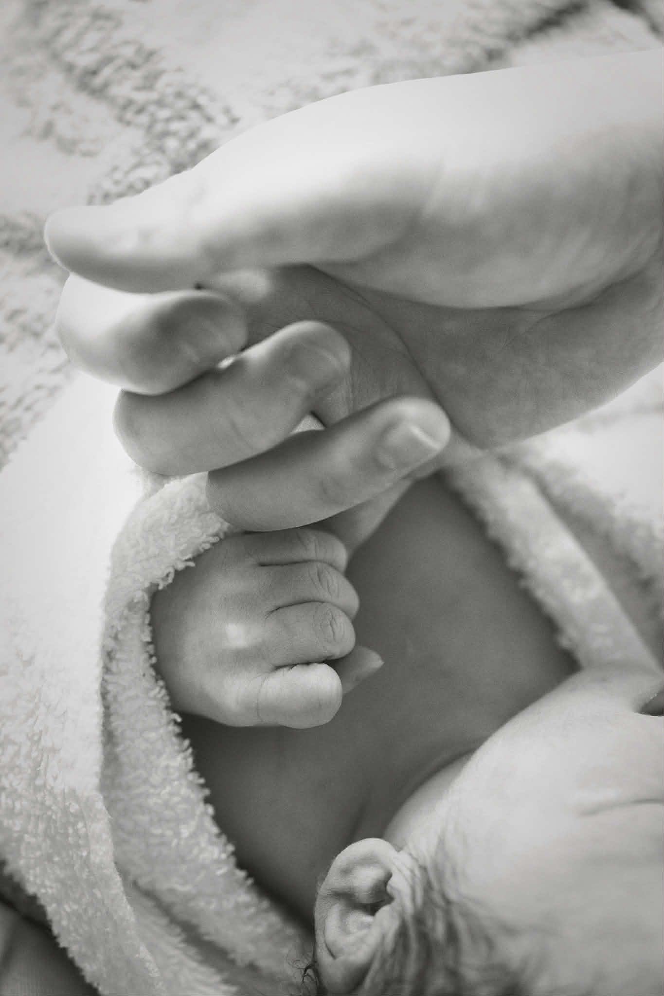 Khoảnh khắc đón em bé chào đời khiến chồng Diễm Hương xúc động.