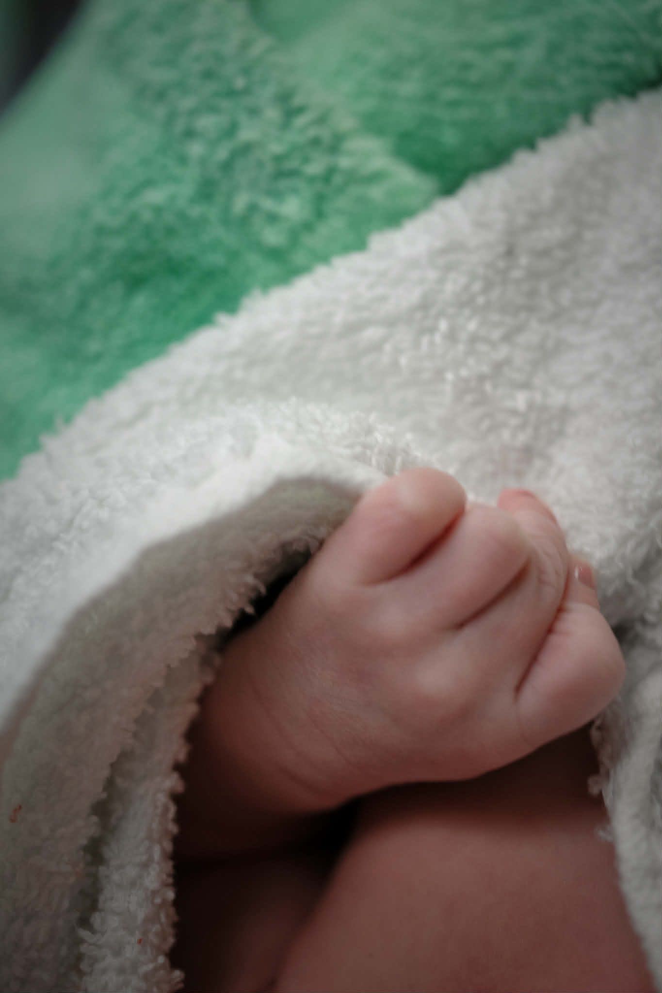 Khoảnh khắc đón em bé chào đời khiến chồng Diễm Hương xúc động.