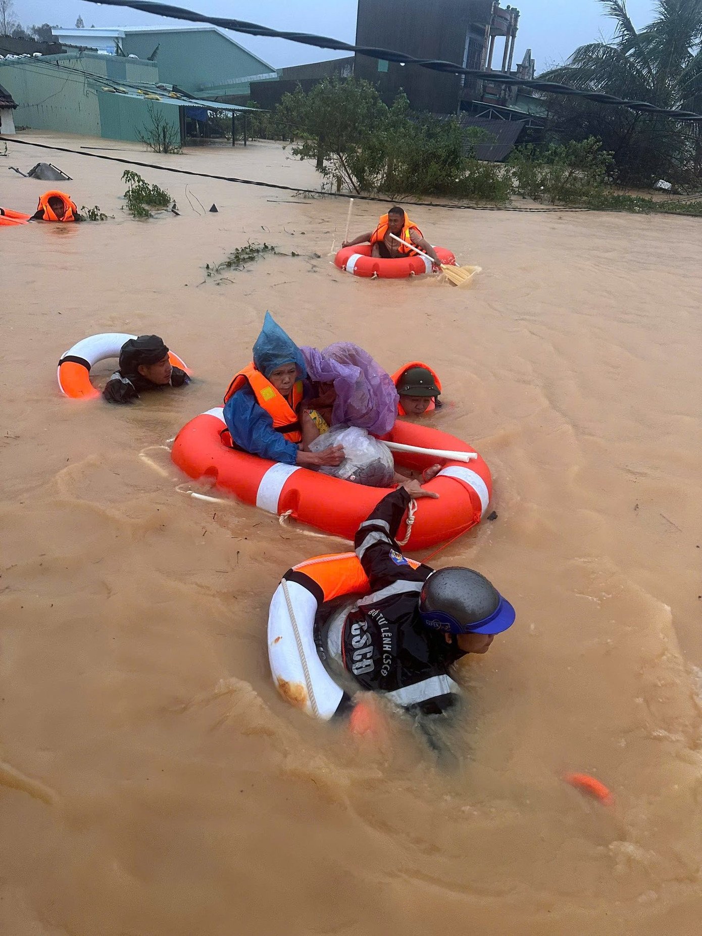 Hoàng Thùy góp 70 triệu đồng và trao nhiều phần quà của các mạnh thường quân cho bà con ở Khánh Hòa.