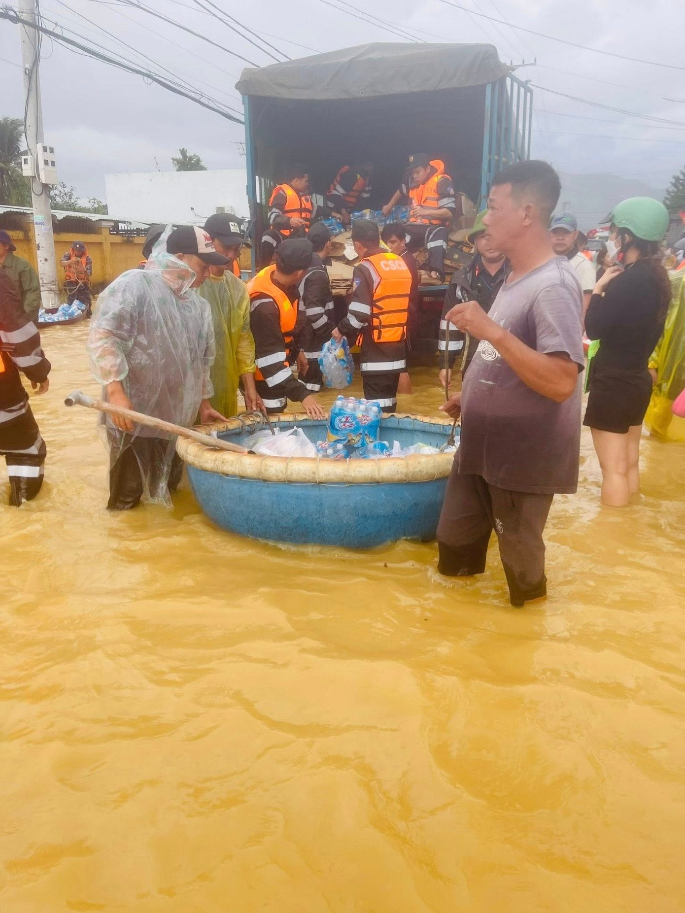 Hoàng Thùy góp 70 triệu đồng và trao nhiều phần quà của các mạnh thường quân cho bà con ở Khánh Hòa.