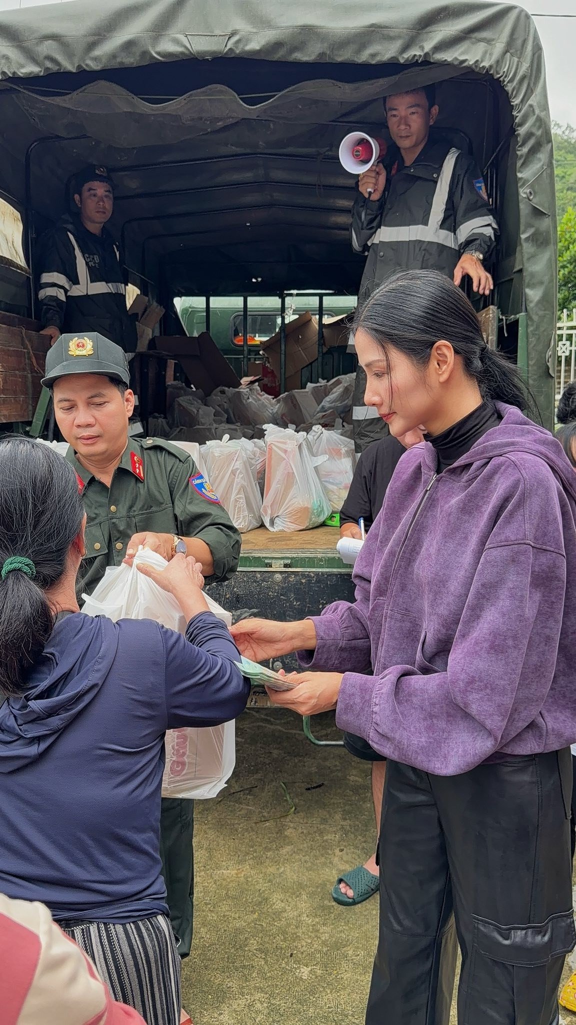 Hoàng Thùy góp 70 triệu đồng và trao nhiều phần quà của các mạnh thường quân cho bà con ở Khánh Hòa.
