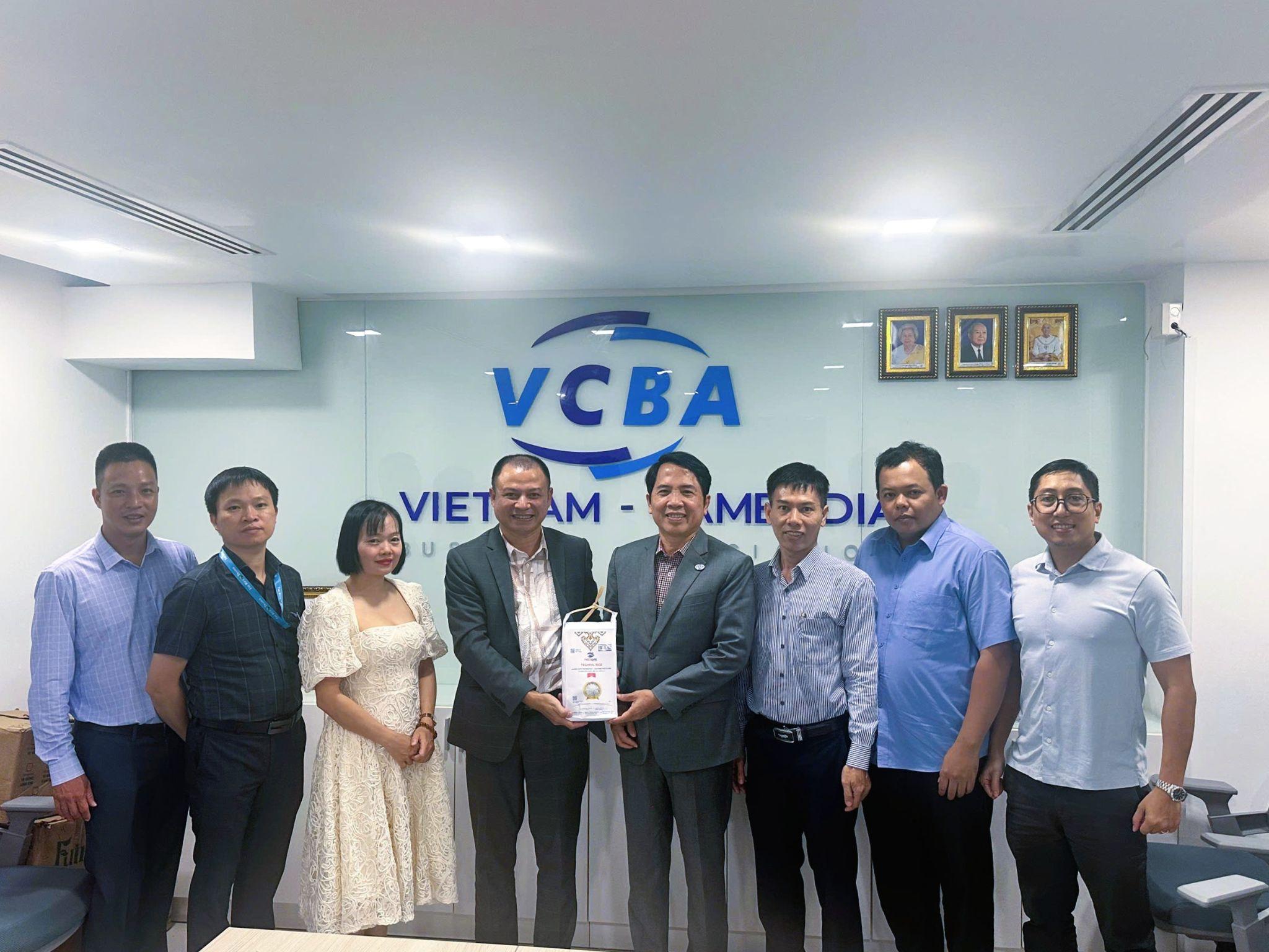 Ông Vũ Ngọc Đỉnh TGĐ TECHPAL GROUP tặng sản phẩm đến Hiệp hội Doanh nghiệp Việt Nam tại Campuchia (VCBA)