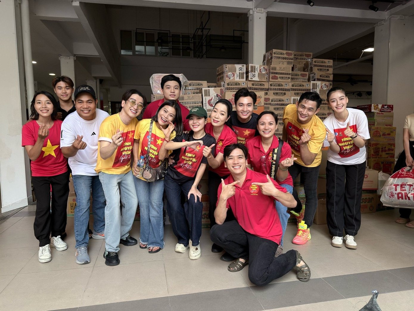 Á hậu Trịnh Kim Chi cùng các tình nguyện viên bốc xếp hàng cứu trợ bà con lũ lụt miền Trung.