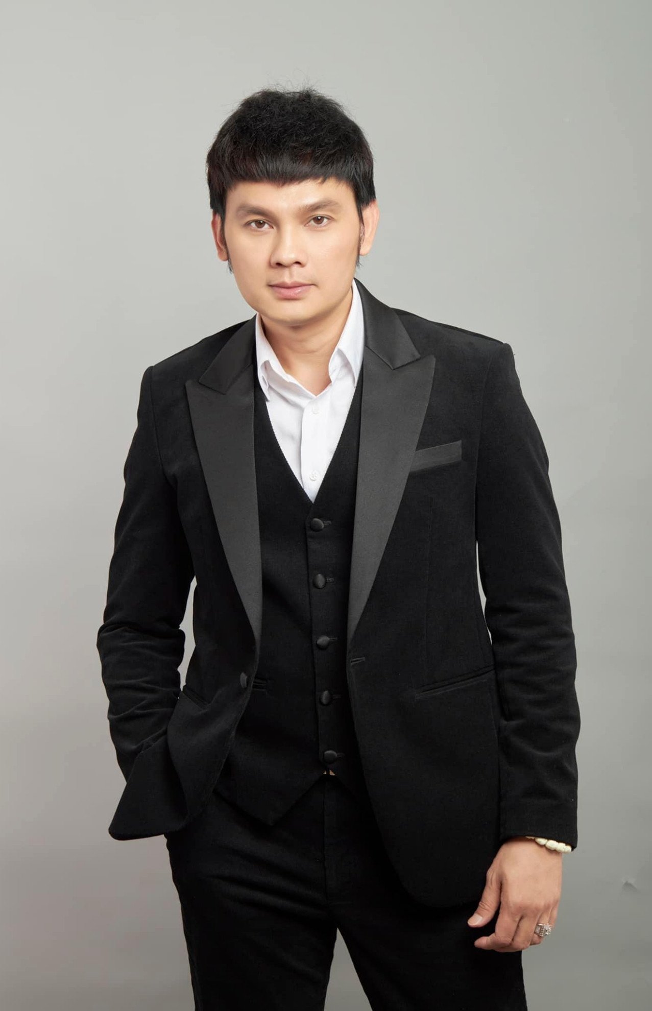 NSƯT Kim Tiểu Long bên con trai. 