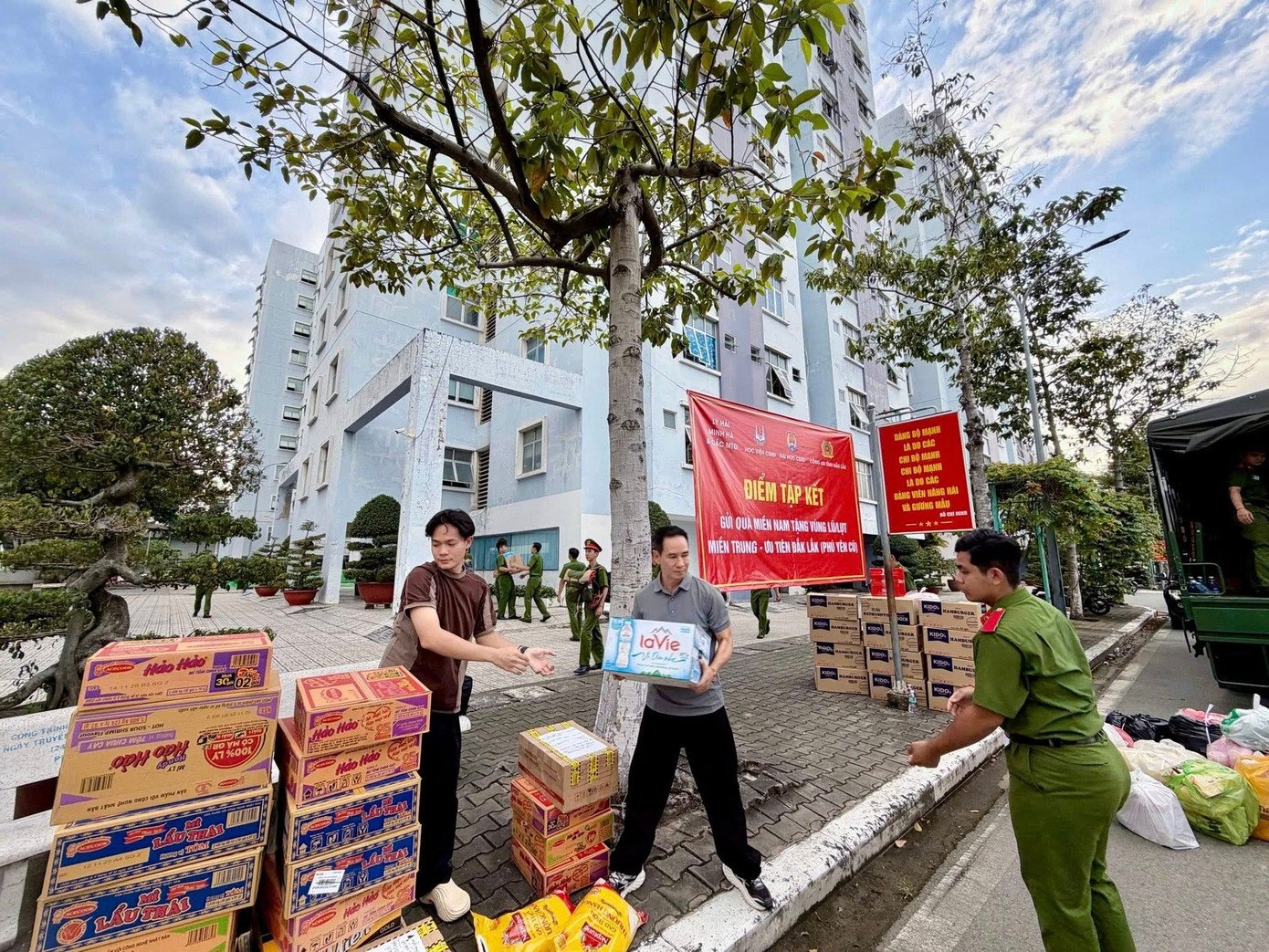 Vợ chồng Lý Hải - Minh Hà trực tiếp bốc xếp hàng lên xe đi cứu trợ vùng lũ.