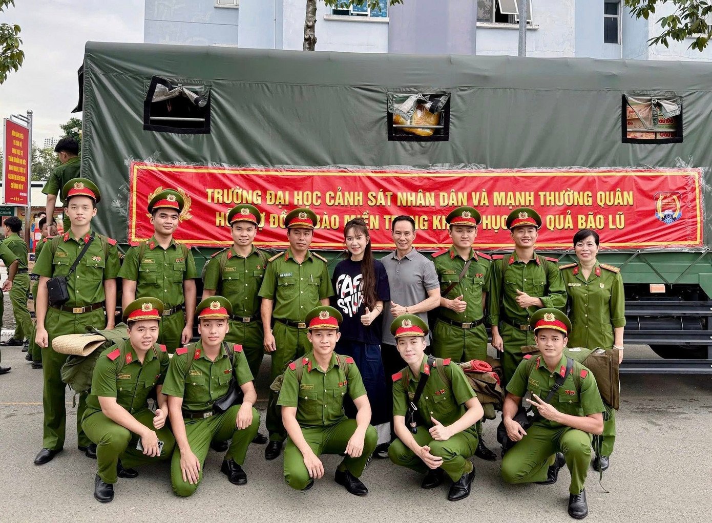 Vợ chồng Lý Hải - Minh Hà trực tiếp bốc xếp hàng lên xe đi cứu trợ vùng lũ.