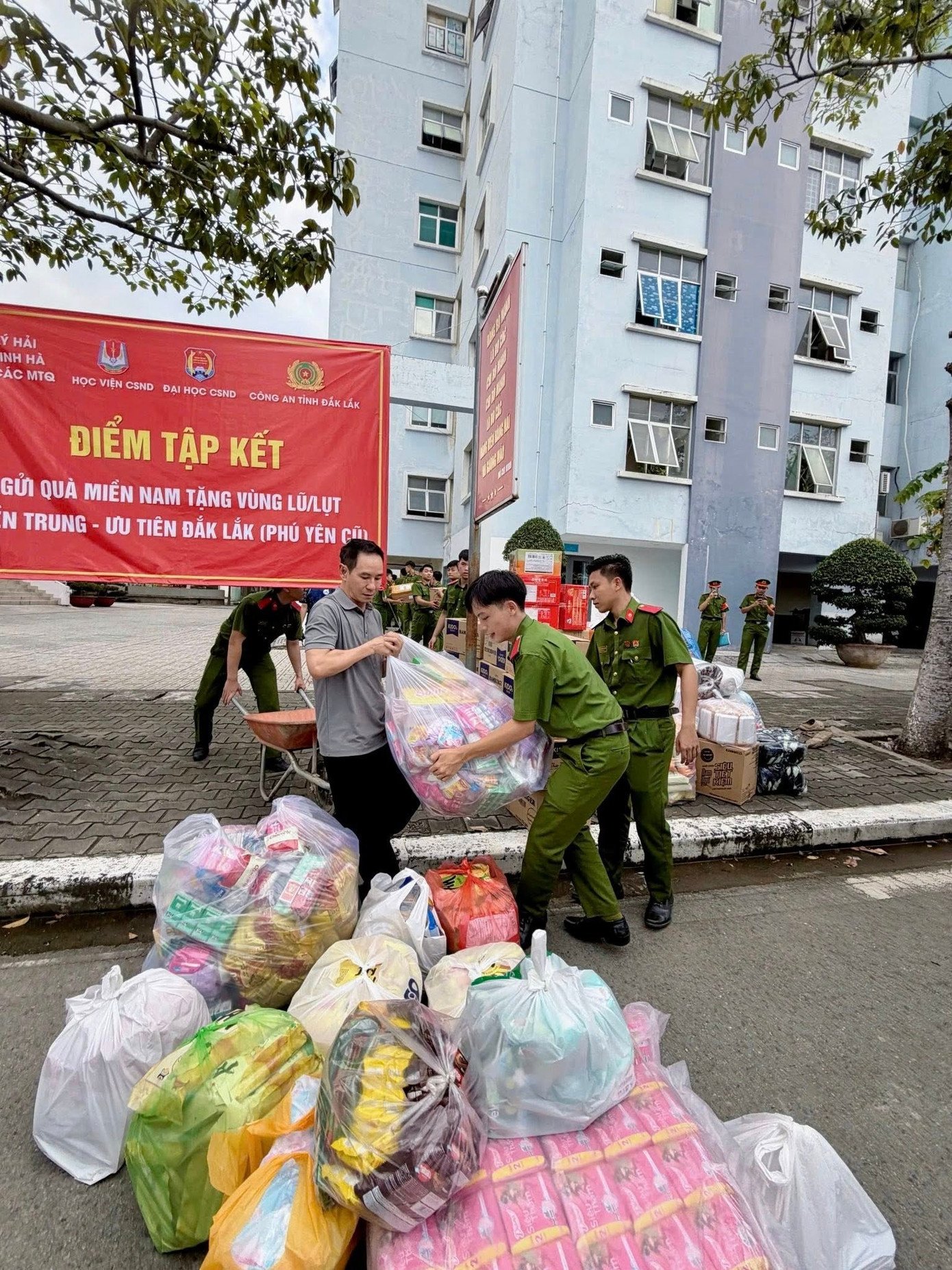 Vợ chồng Lý Hải - Minh Hà trực tiếp bốc xếp hàng lên xe đi cứu trợ vùng lũ.