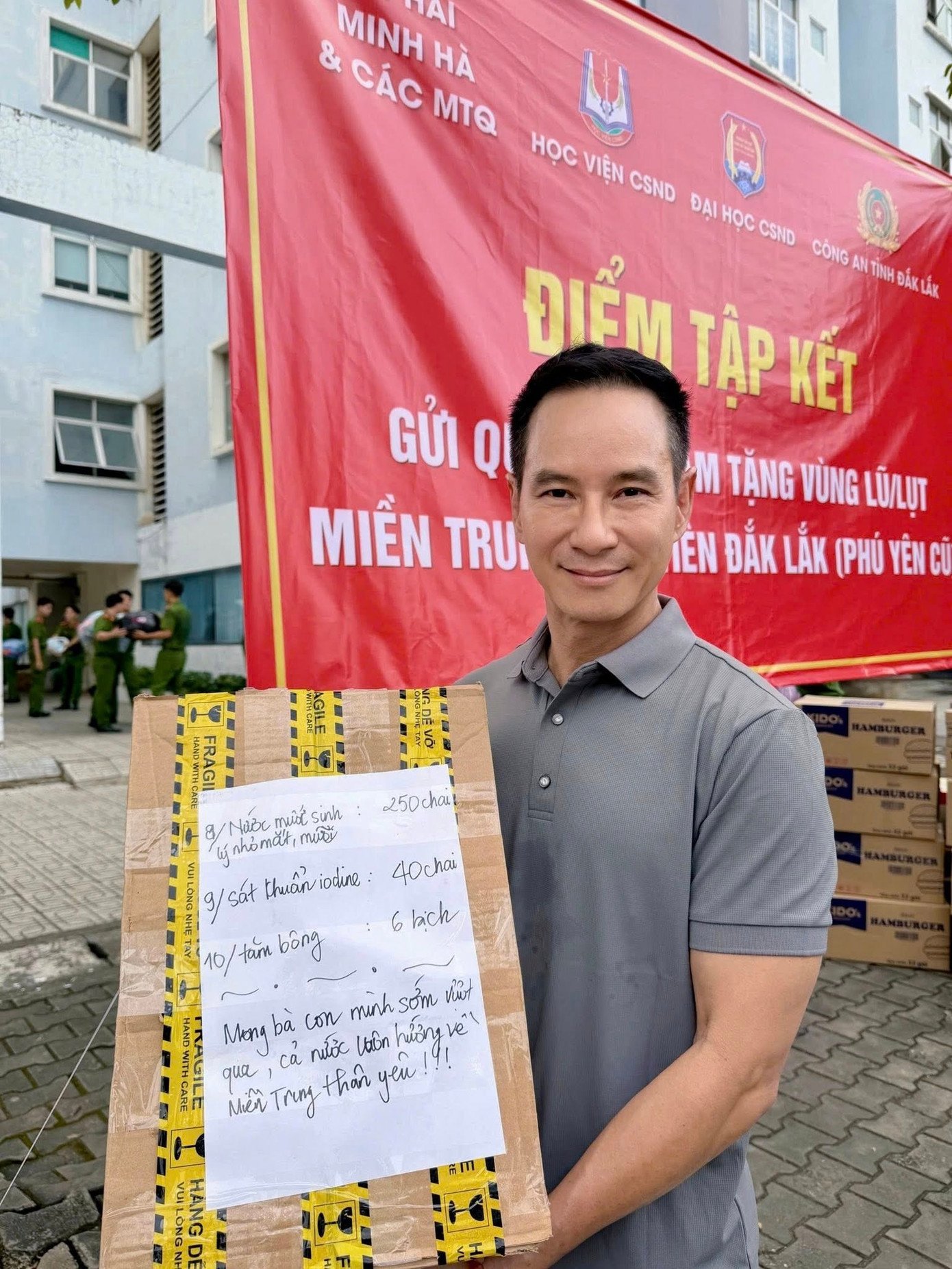 Vợ chồng Lý Hải - Minh Hà trực tiếp bốc xếp hàng lên xe đi cứu trợ vùng lũ.