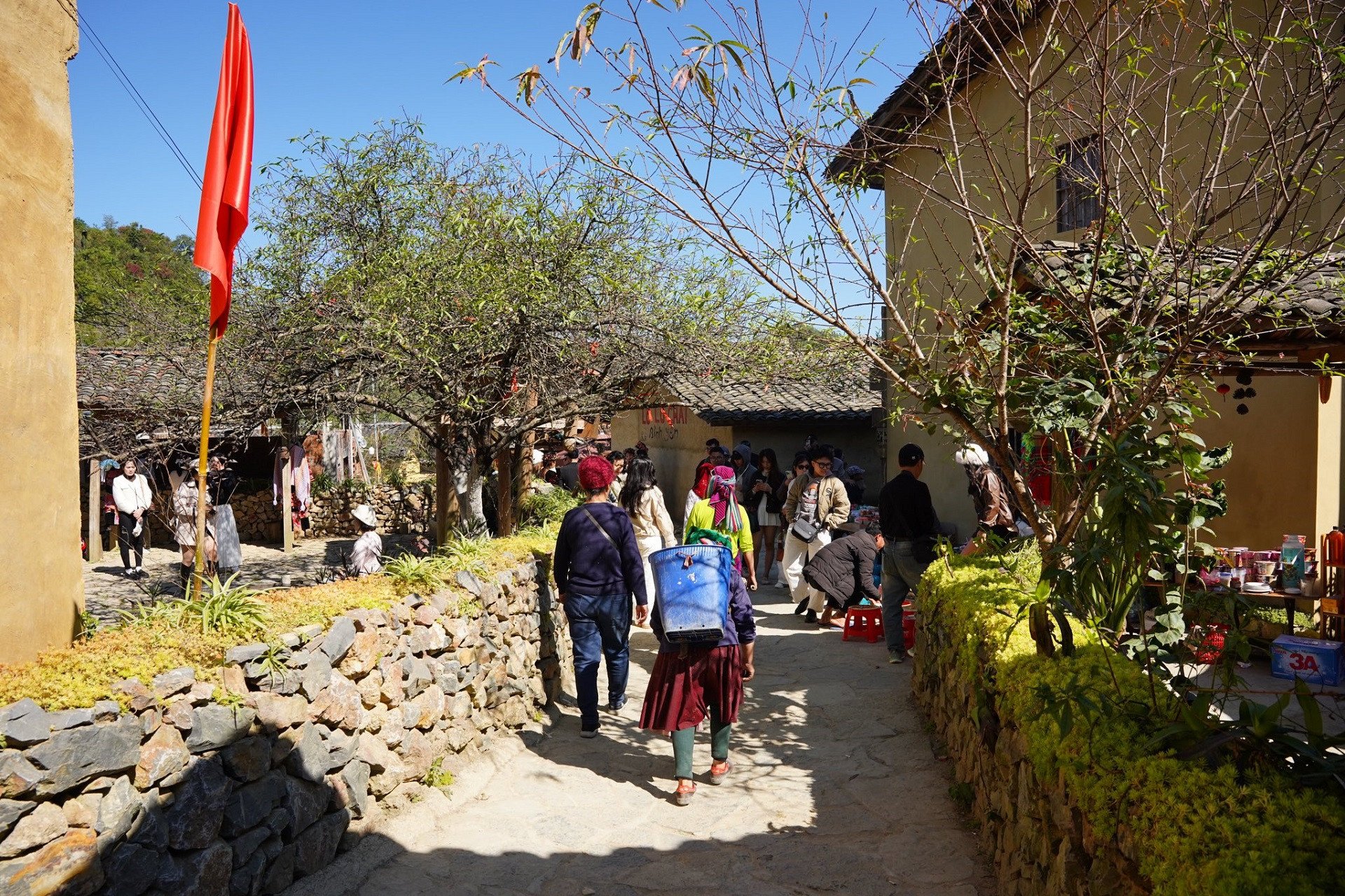 Khách xếp hàng chờ chụp ảnh tại làng. Ảnh: Hoàng Hiếu