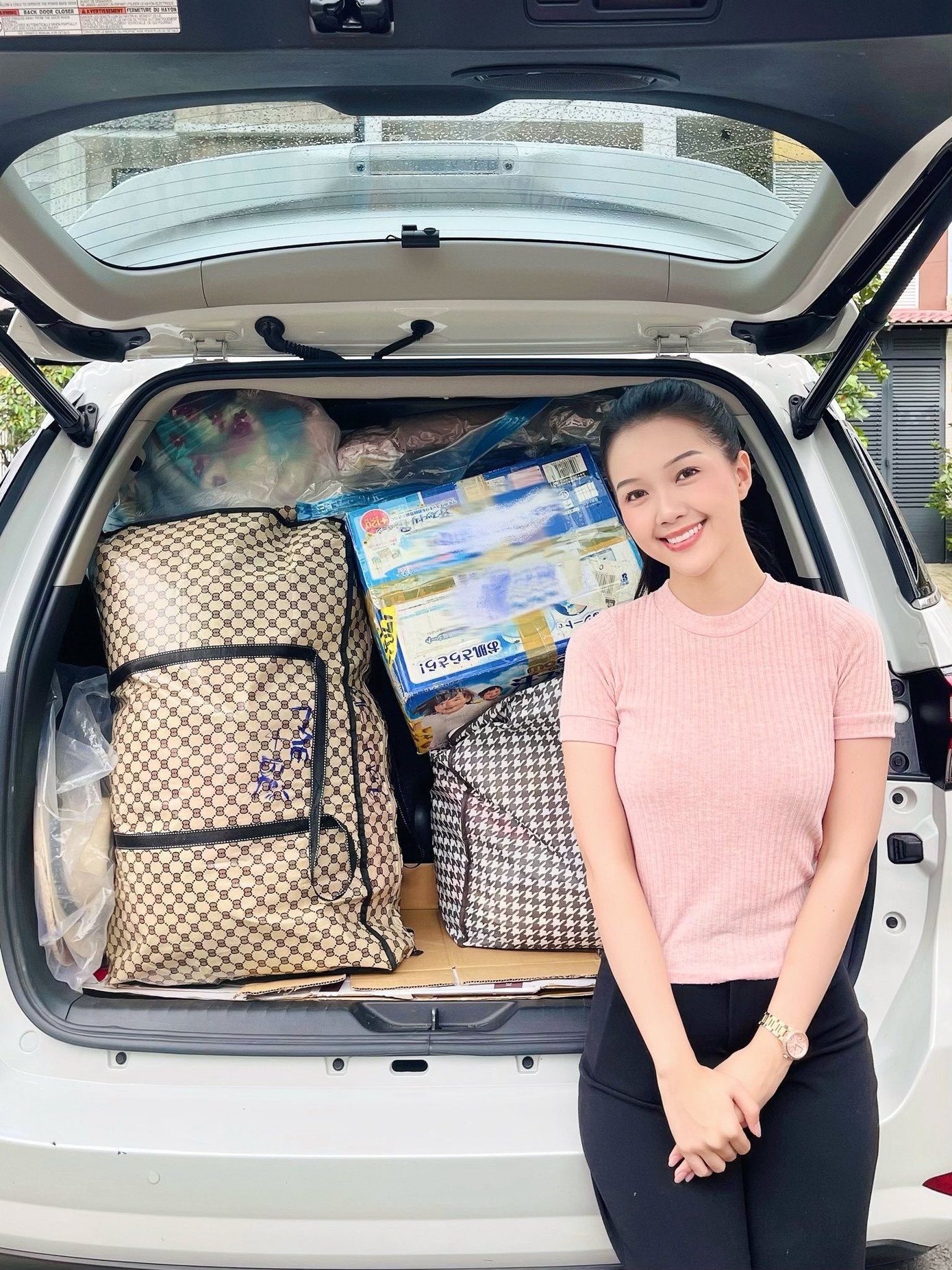 Người đẹp Mỹ Vân luôn tự tay chuẩn bị từng món đồ gửi tới bà con vùng lũ, thiên tai.